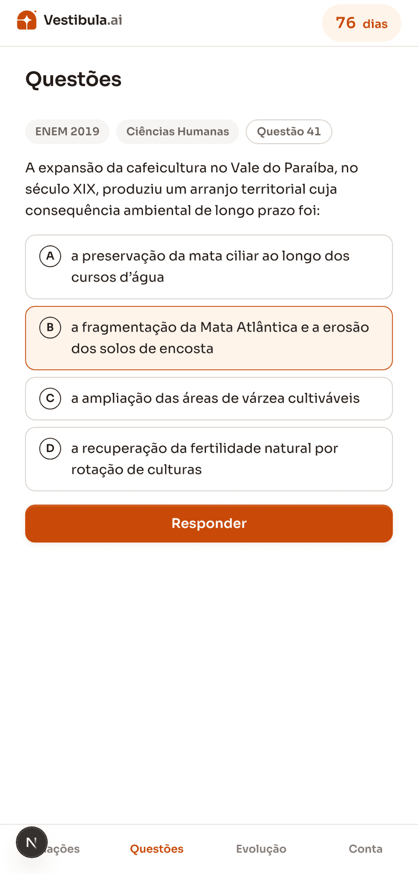 Tela de questões do app: uma questão oficial do ENEM 2019 de Ciências Humanas com as cinco alternativas.